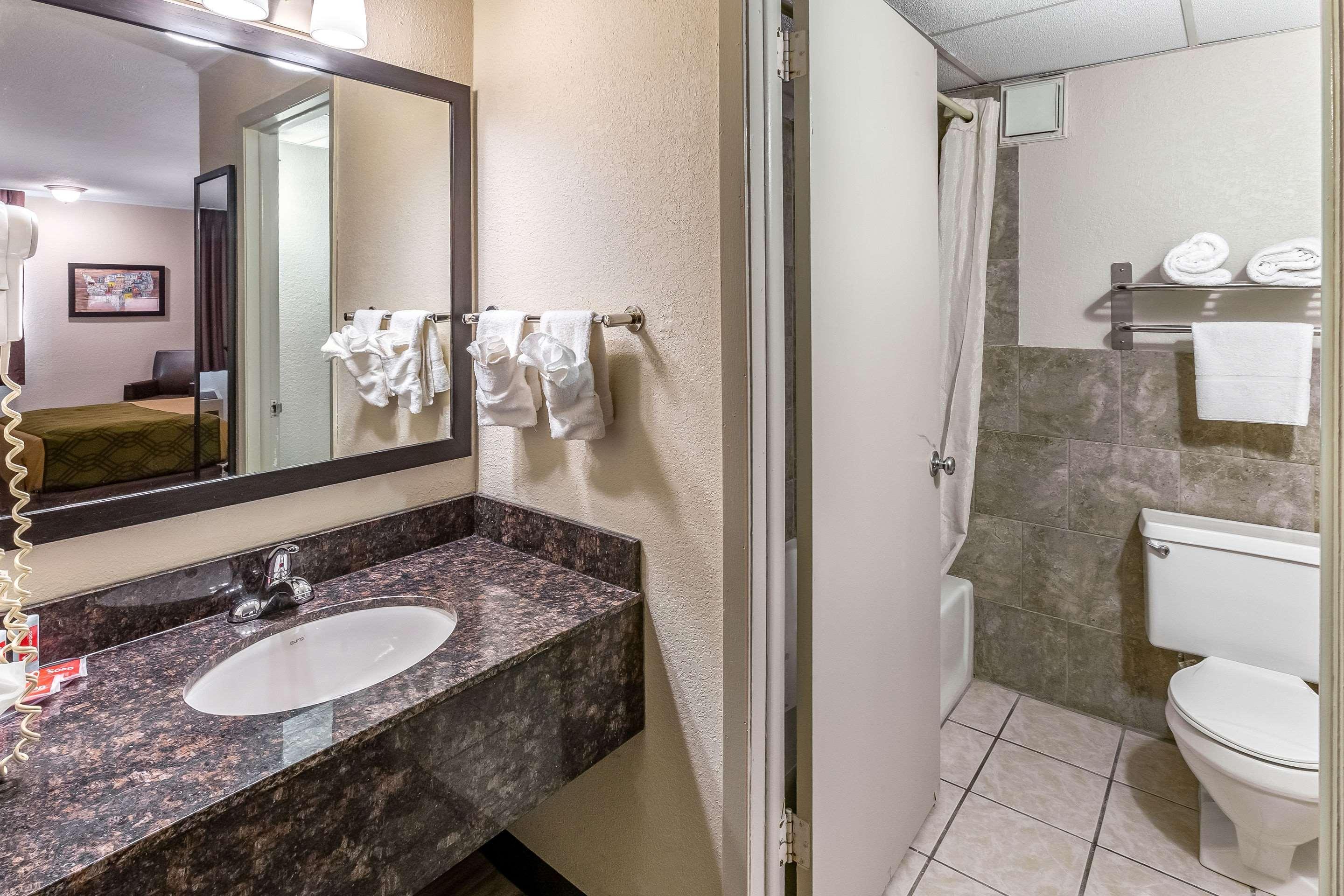 Econo Lodge Inn & Suites Newton Eksteriør bilde